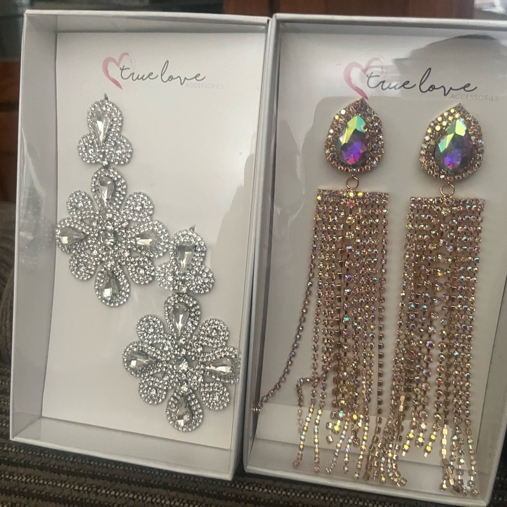Pageant / Drag Gorgeous drop earrings. New in box! Will make any outfit shine!